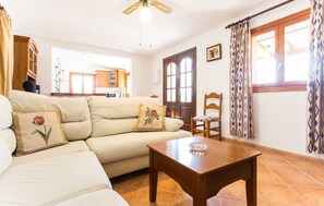 TV, DVD player - Stunning home in Campos with private swimming pool, can be inside or outside (Campos)