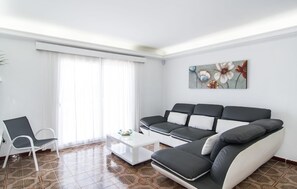 TV - Nice home in SIllot Cala Morlanda with WiFi (SIllot Cala Morlanda)
