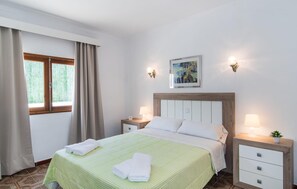 3 bedrooms, iron/ironing board, travel cot, free WiFi - Nice home in SIllot Cala Morlanda with WiFi (SIllot Cala Morlanda)