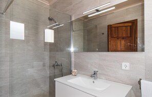 Shower, hair dryer - Nice home in SIllot Cala Morlanda with WiFi (SIllot Cala Morlanda)