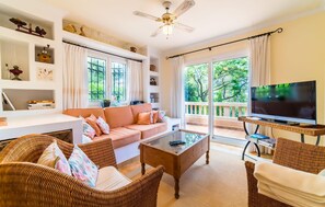 TV - Cozy home in Betlem with private swimming pool, can be inside or outside (Betlem)