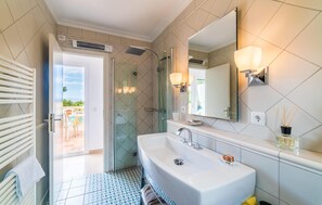 Shower, hair dryer - Cozy home in Betlem with private swimming pool, can be inside or outside (Betlem)