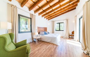 bed - Nice home in Portocolom with private swimming pool, can be inside or outside (Portocolom)