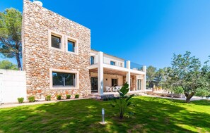 house - Nice home in Portocolom with private swimming pool, can be inside or outside (Portocolom)