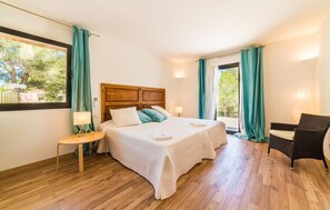 In-room safe, iron/ironing board, travel cot, free WiFi - Nice home in Portocolom with private swimming pool, can be inside or outside (Portocolom)