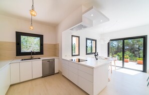 Fridge, microwave, oven, stovetop - Nice home in Portocolom with private swimming pool, can be inside or outside (Portocolom)