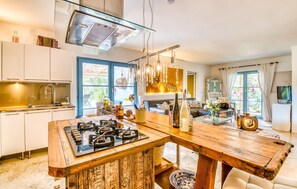 Fridge, oven, stovetop, dishwasher - Nice home in Cala Figuera with sauna (Cala Figuera)