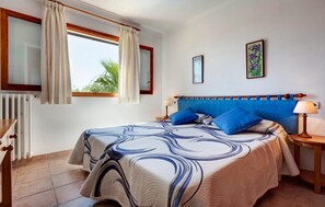 5 bedrooms, in-room safe, iron/ironing board, free WiFi - Stunning home in Cala dOr with private swimming pool, can be inside or outside (Cala dOr)