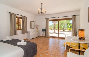 6 bedrooms, in-room safe, iron/ironing board, travel cot - Stunning home in Felanitx with private swimming pool, can be inside or outside (Felanitx)