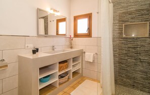 Shower, hair dryer - Stunning home in Felanitx with private swimming pool, can be inside or outside (Felanitx)