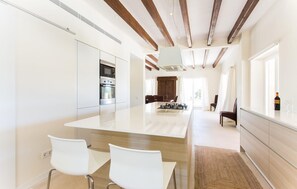 Coffee/tea maker, fridge, microwave, oven - Stunning home in Campos with private swimming pool, can be inside or outside (Campos)