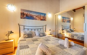 2 slaapkamers, een strijkplank/strijkijzer, reisbedje, gratis wifi