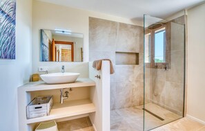 Shower, hair dryer - Awesome home in Can Picafort (Can Picafort)