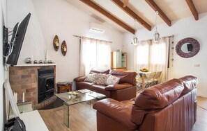 TV, ping pong - Amazing home in Llucmajor with private swimming pool, can be inside or outside (Llucmajor)
