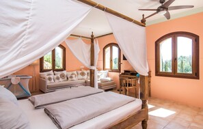 7 bedrooms, in-room safe, iron/ironing board, travel cot - Amazing home in Porreres (Porreres)