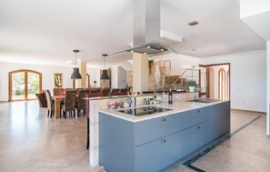 Fridge, microwave, oven, stovetop - Amazing home in Porreres (Porreres)