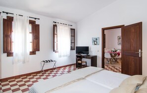 3 bedrooms, iron/ironing board, travel cot, free WiFi - Awesome home in Llucmajor with private swimming pool, can be inside or outside (Llucmajor)