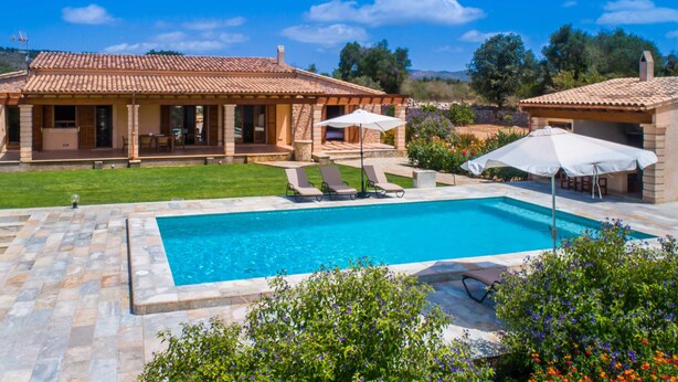 A pool area with a clear blue pool, lounge chairs, and umbrellas. - Lovely home in Arta with private swimming pool, can be inside or outside (Arta)