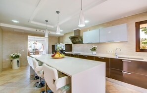 Fridge, microwave, oven, stovetop - Awesome home in Santa Margalida with sauna (Santa Margalida)