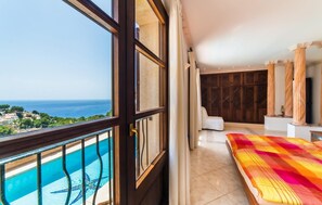 4 bedrooms, in-room safe, iron/ironing board, travel cot - Lovely home in Canyamel with private swimming pool, can be inside or outside (Canyamel)