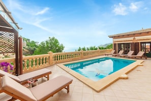 A heated pool - Lovely home in Canyamel with private swimming pool, can be inside or outside (Canyamel)