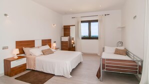 4 bedrooms, in-room safe, iron/ironing board, travel cot - Amazing home in Campos with private swimming pool, can be inside or outside (Campos)