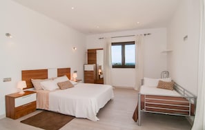 4 bedrooms, in-room safe, iron/ironing board, travel cot - Amazing home in Campos with private swimming pool, can be inside or outside (Campos)