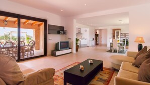 TV, DVD player, ping pong - Amazing home in Campos with private swimming pool, can be inside or outside (Campos)