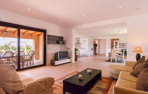TV, DVD player, ping pong - Amazing home in Campos with private swimming pool, can be inside or outside (Campos)