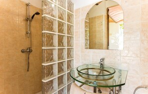 Shower, hair dryer - Beautiful home in Manacor with private swimming pool, can be inside or outside (Manacor)