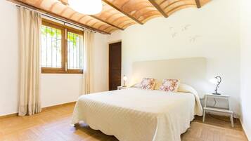 5 slaapkamers, een strijkplank/strijkijzer, reisbedje, gratis wifi