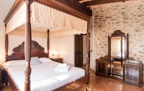 4 bedrooms, iron/ironing board, travel cot, free WiFi - Beautiful home in Petra with private swimming pool, can be inside or outside (Petra)
