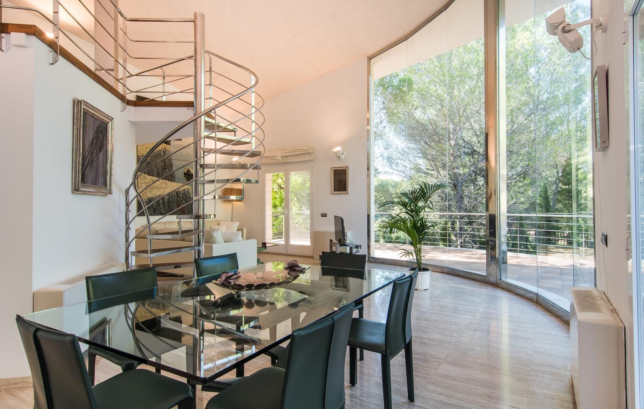 المنشأة من الداخل