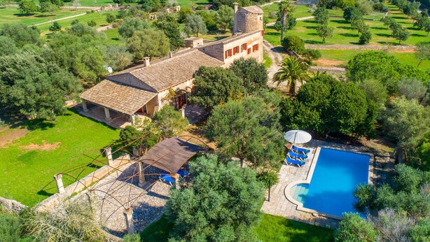 An aerial view of a villa with a swimming pool, surrounded by lush greenery and fields. - Awesome home in Porto Cristo (Porto Cristo)