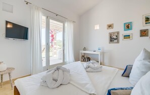 4 bedrooms, free WiFi - Stunning home in Ses Salines (Ses Salines)