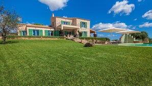 A large house with a swimming pool, green shutters, and a well-maintained lawn. - Nice home in Alqueria Blanca (Alqueria Blanca)