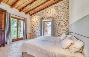 4 habitaciones, tabla de planchar con plancha y cuna de viaje 