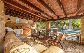 Outdoor dining - Pet friendly home in Galilea (Galilea)