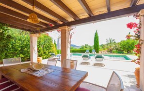 Outdoor dining - Beautiful home in Portocolom (Portocolom)