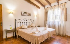 3 bedrooms, iron/ironing board, travel cot, free WiFi - Beautiful home in Portocolom (Portocolom)