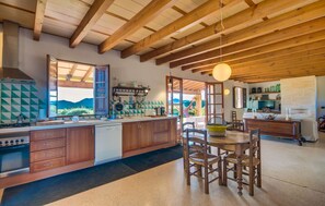 Fridge, microwave, oven, stovetop - Stunning home in Manacor with private swimming pool, can be inside or outside (Manacor)