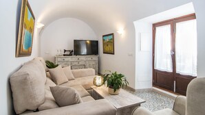 TV, fireplace - Amazing home in Cala Ratjada (Cala Ratjada)
