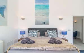 6 Schlafzimmer, Zimmersafe, Schreibtisch, Bügeleisen/Bügelbrett