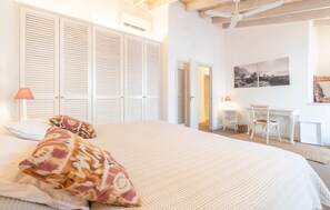 A bedroom with a large bed, two bedside lamps, a desk, and a chair. - Awesome home in Arta with WiFi (Arta)