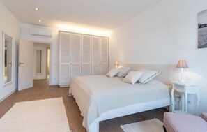 3 chambres, coffres-forts dans les chambres, fer et planche à repasser