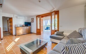 TV - Awesome home in Pollenca with private swimming pool, can be inside or outside (Pollenca)