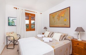 4 chambres, coffre-fort, fer et planche à repasser, lit de bébé portatif