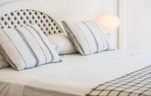 4 habitaciones, escritorio y tabla de planchar con plancha 