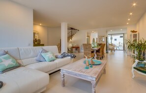 Smart TV, fireplace, ping pong - Lovely home in Muro with private swimming pool, can be inside or outside (Muro)