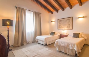 4 habitaciones, tabla de planchar con plancha y cuna de viaje 